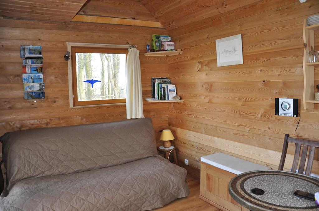 La Cabane Aux Secrets - Au Milieu De Nulle Part Outines Room photo