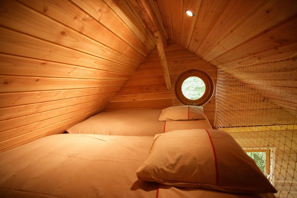 La Cabane Aux Secrets - Au Milieu De Nulle Part Outines Room photo